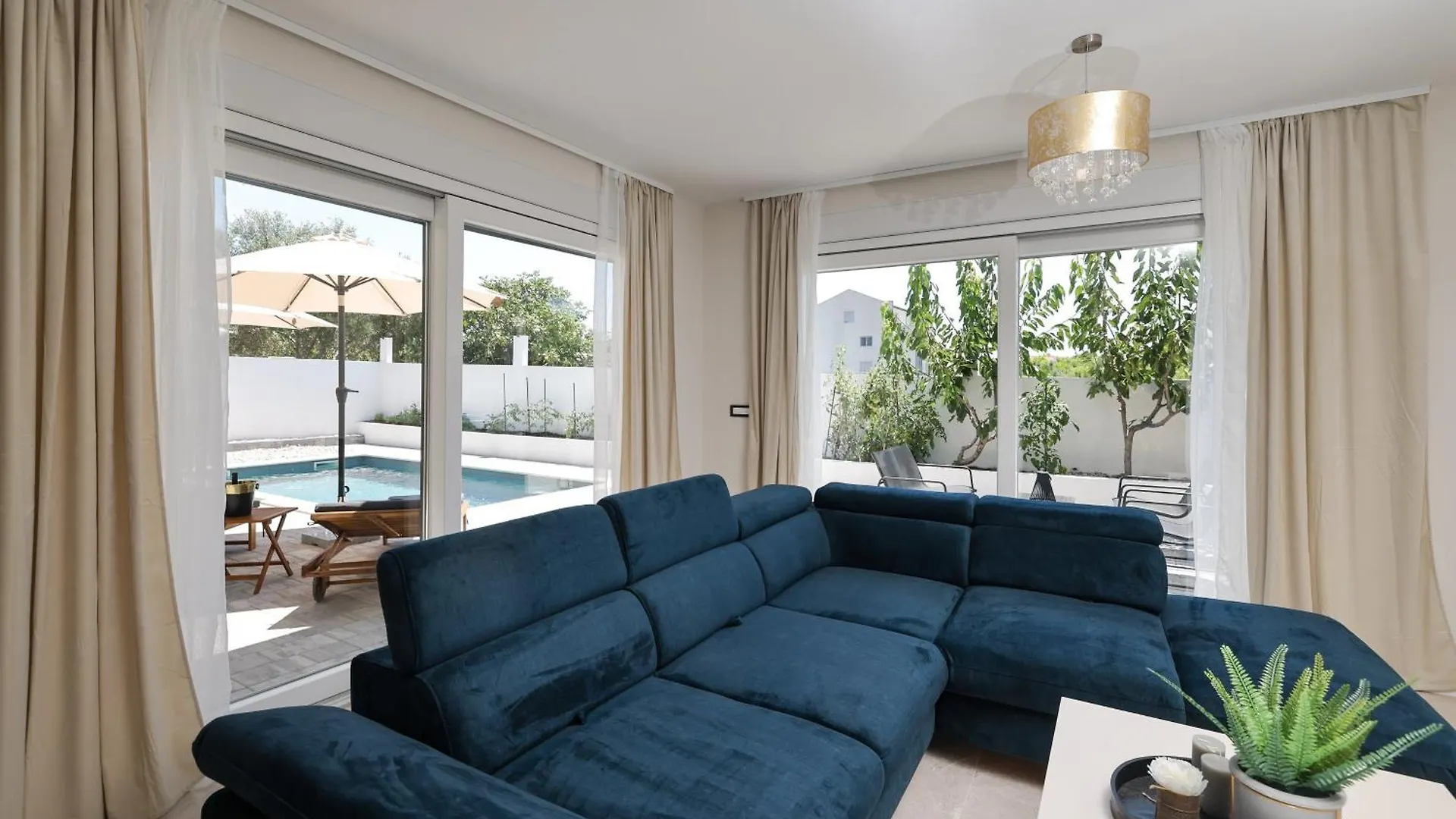 Crowonder Villa Bura With Heated Swimming Pool And Jacuzzi Privlaka