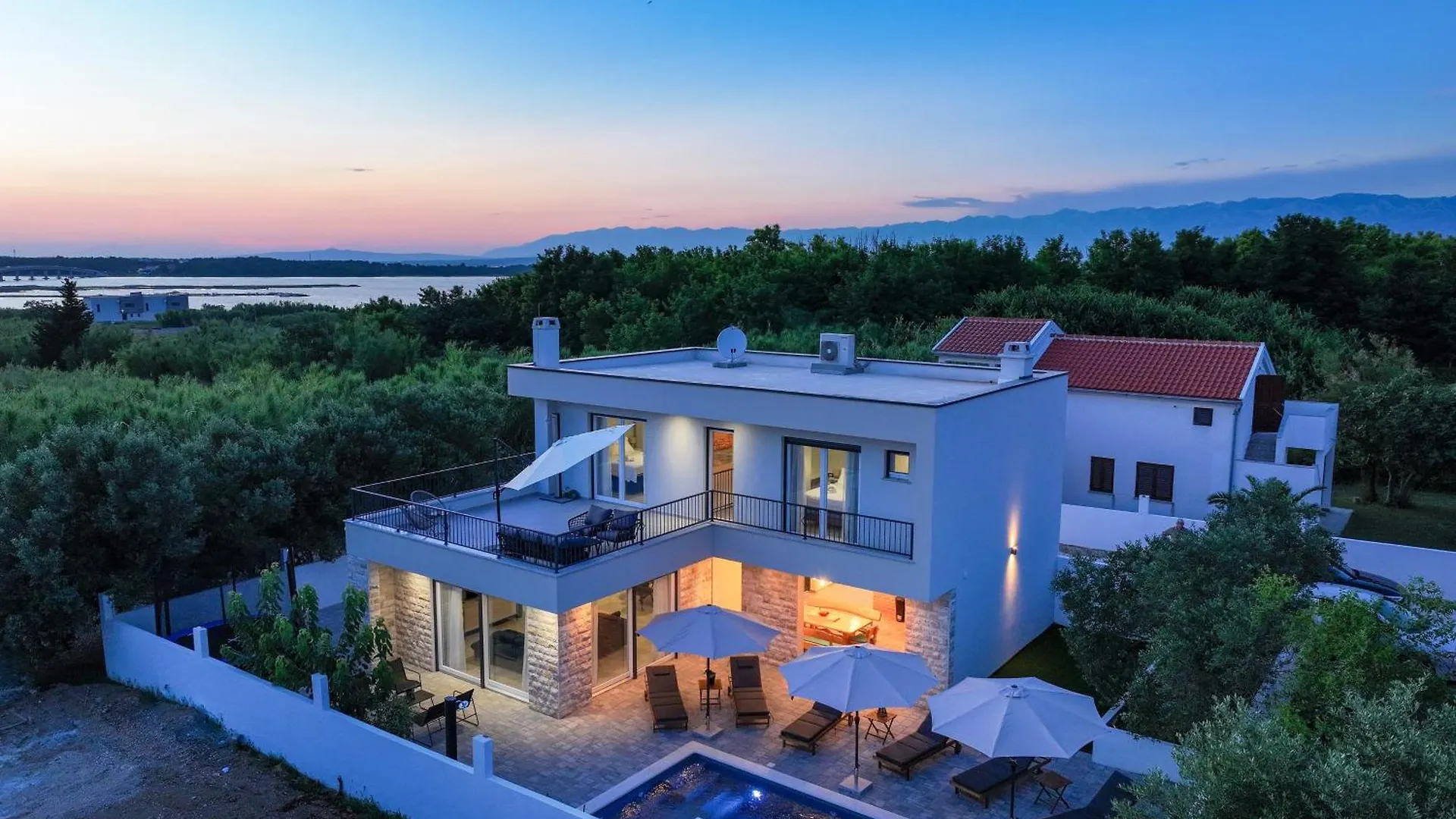Crowonder Villa Bura With Heated Swimming Pool And Jacuzzi Privlaka